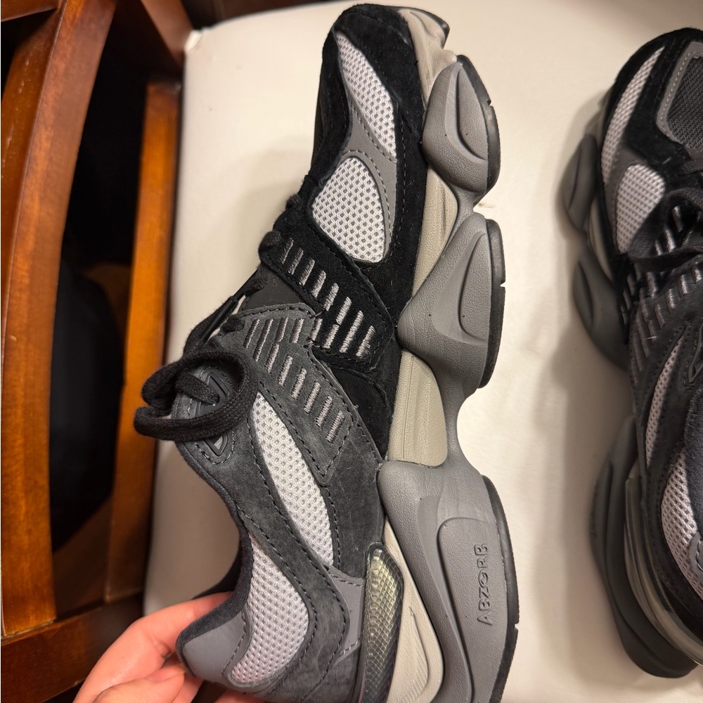 New Balance Men's Gray and Black Athletic Sneakers Mens 8 Women’s 9.5